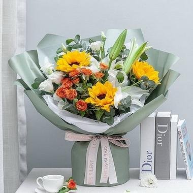店内主打产品包括粉百合花,香槟玫瑰花,感谢老师花等